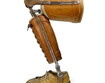 Ortesis de pierna antigua de cuero y acero: curiosidad médica de los años 50