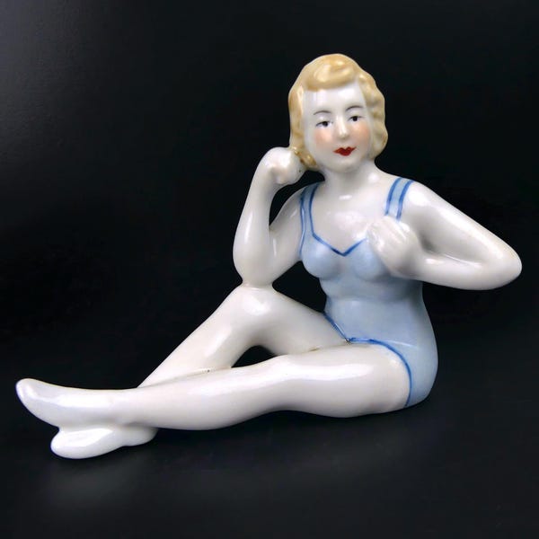 Elegant porcelain bather seated in a Belle Époque swimsuit - Seaside bathing - Retro collectible porcelain