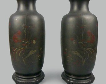 Paire de grands vases vietnamiens en bronze niellé argent et cuivre à décor de gallinacés vieillard et idéogrammes - XIXe - Antiquité rare