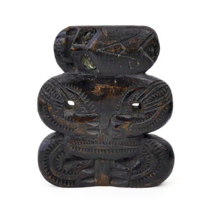 Teko Teko Maori dish carved in dark brown wood and abalone - New Zealand - Pacific Collection