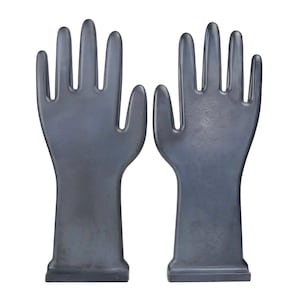 Könnte beinhalten: Ein Paar schwarze Gummihandschuhe mit einer strukturierten Oberfläche. Die Handschuhe sind mit den Handflächen nach außen gezeigt.