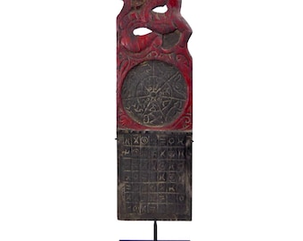 Old Dayak divinatory calendar in carved wood on black metal base - Indonesia - Ethnic collection