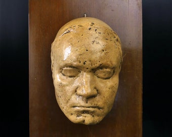 Masque mortuaire ancien en plâtre présenté sur planche de bois - Mi-XXe - Objet de curiosité - Cabinet de curiosités