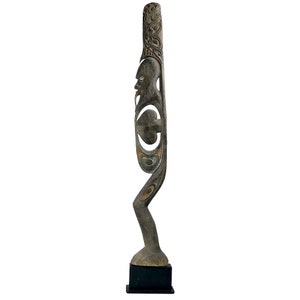 Large iatmul sculpture in wood, pigments and cowrie shells on black base - Mid-20th century - Sepik - Papua New Guinea