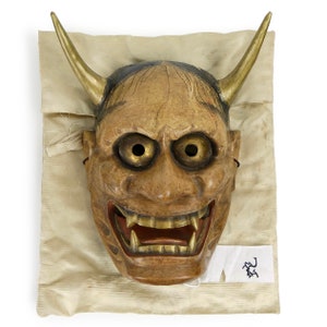 Masque Hannya rare et prestigieux en bois léger dans son sac en soie beige - Début Shōwa - Théâtre nô - Objet culturel japonais