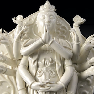 Grande statue Guanyin Avalokitesvara aux mille mains en porcelaine Blanc de Chine - Culture chinoise - Antiquité chinoise