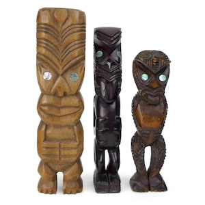 3 small antique Maori Teko Teko carved in dark brown wood and abalone - Mid-20th century - Maori Art - New Zealand