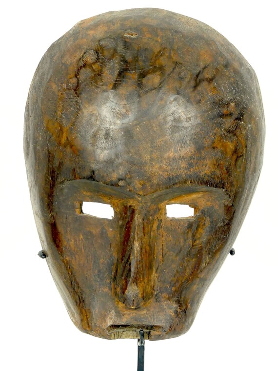 Small Timor Wood Mask on Black Metal Stand - Indonesia - Ethnic Deco / Petit masque en bois du Timor sur pied métallique noir - Indonésie