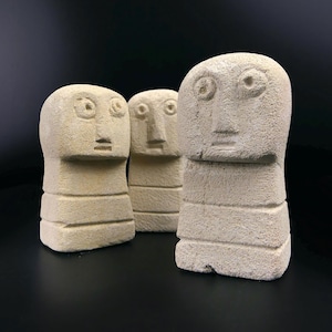 3 small anthropomorphic Sumba statuettes in white stone - Sumbanese art - Timor - Indonesia - Ethnic collection