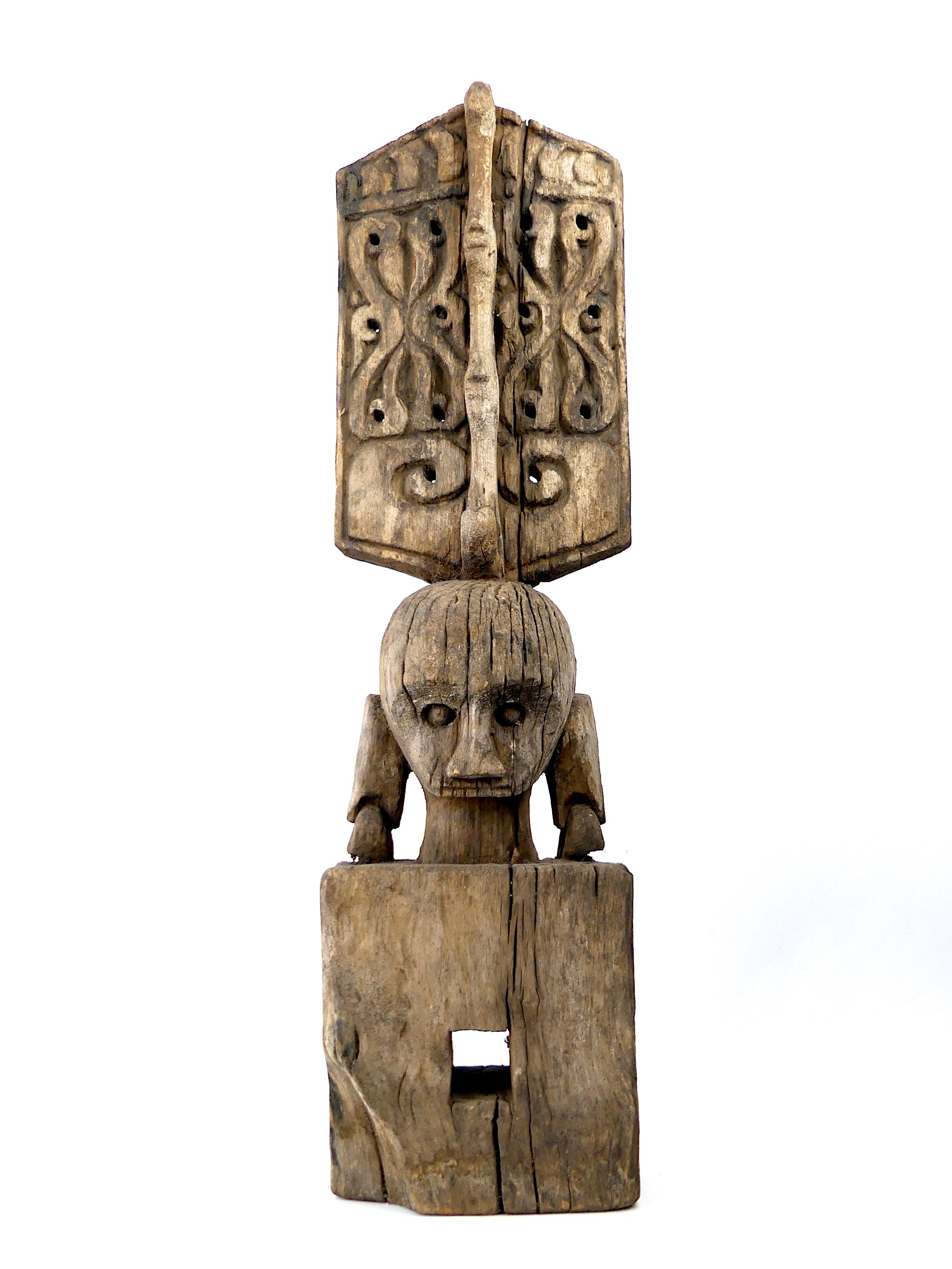 インドネシアチモール製の木彫りの戦士