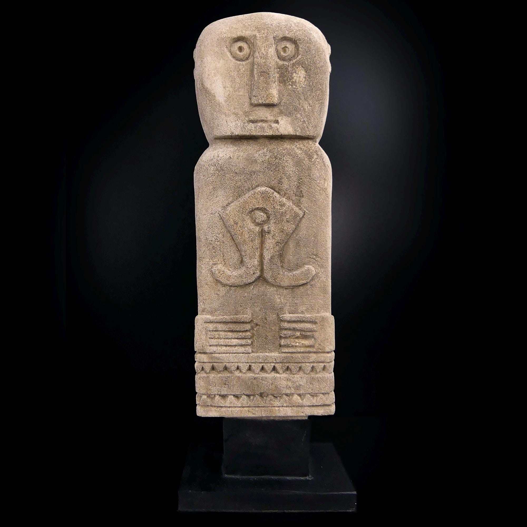 インドネシア パプア近くのスンバ島アンティークの石の彫刻