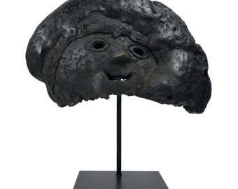 Rare and ancient Nepalese shaman mask carved from a Lingzhi mushroom on black metal base - Himalaya - Collectible mask