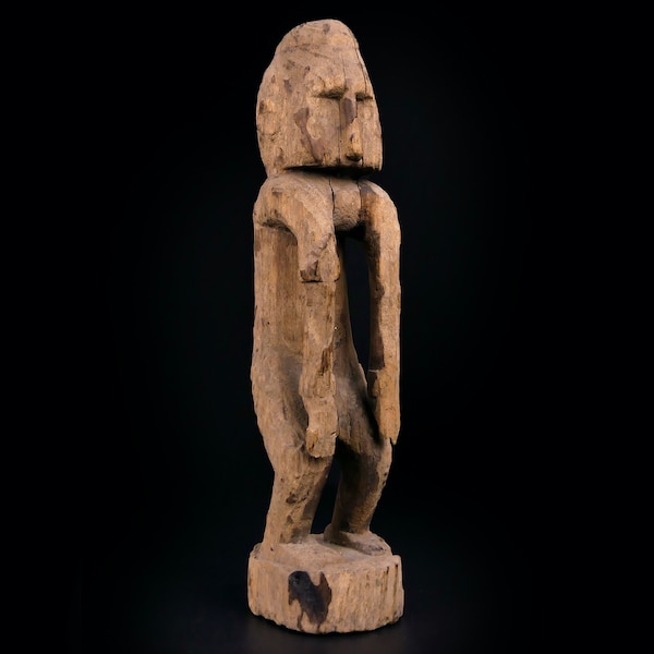 Ancient Nepalese Patuli statuette in eroded wood on oval base - Protective amulet from Nepal - Himalayas - Ethnic collection