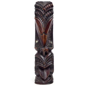 Teko Teko Māori céphalomorphe ancien sculpté en bois brun foncé et ormeaux - Mi-XXe - Art Maori - Nouvelle-Zélande