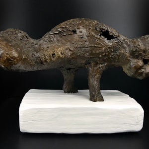 白い木製の台座に現代ブロンズ彫刻 GATO - 芸術的好奇心 - アウトサイダーアート - ユニークな作品