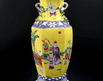 Vaso antigo chinês de porcelana hexagonal em formato de balaústre amarelo com decoração floral - China - Meados do século XX
