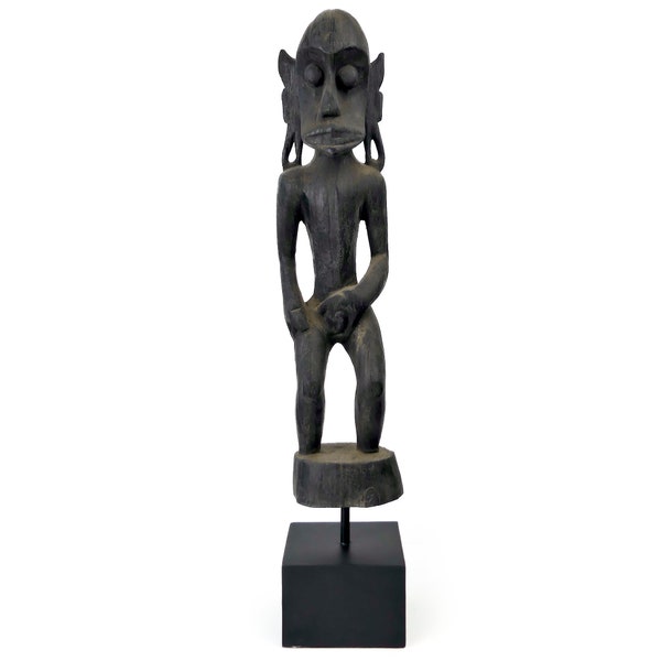 Statue Modang Dayak anthropomorphe en bois de fer de Bornéo sur socle cube noir - Kalimantan - Timor - Indonésie - Collection ethnique