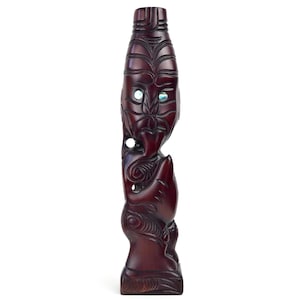 Teko Teko Maori sculpté en bois brun foncé et ormeaux - Art Maori - Nouvelle-Zélande - Statuette de collection