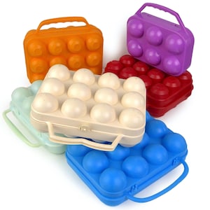 Puede incluir: Una colección de seis recipientes de plástico para guardar huevos con asas de transporte, cada uno con una rejilla moldeada para doce huevos. Los recipientes son de color naranja, morado, rojo, crema, verde claro y azul, apilados.