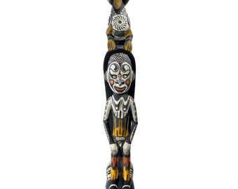 Grande statue sawos en bois polychrome représentant une figure d'ancêtre et oiseau totémique - Moyen-Sépik - Papouasie-Nouvelle-Guinée