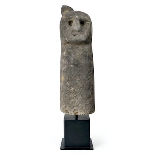 Large cephalomorphic katoda Sumba statue in massive stone on black base - Timor - Sumbanese culture - Indonesia - Ethnic collection