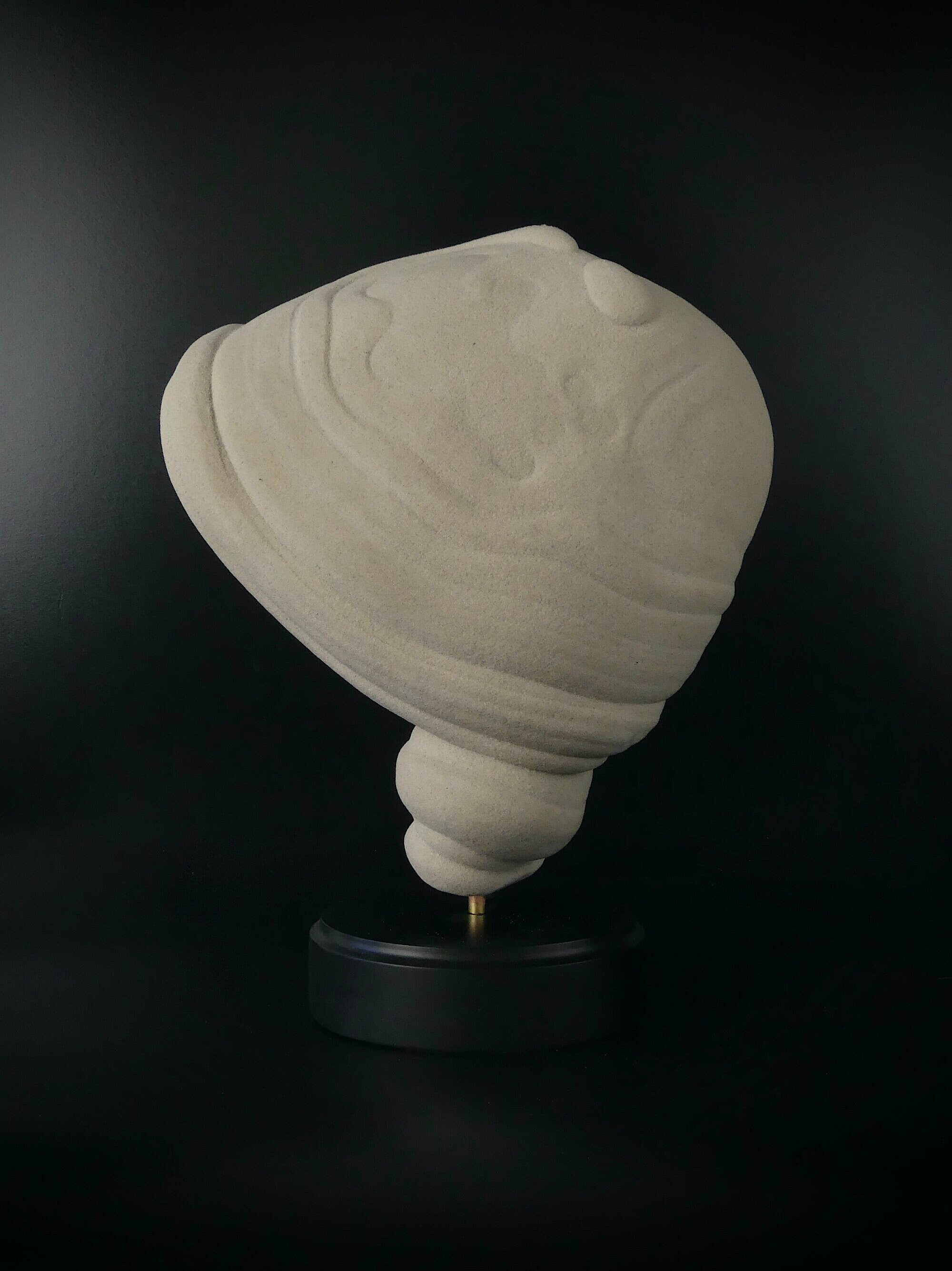 Gogotte de Fontainebleau sur Pied Cylindrique en Bois Noir et Laiton - France Objet Curiosité Curios