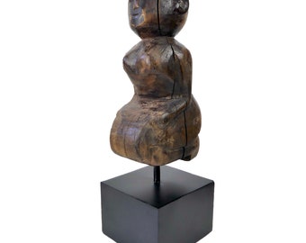 Indonesian Dayak female statuette in wood on black cube base - Indonesia - Ethnic collection