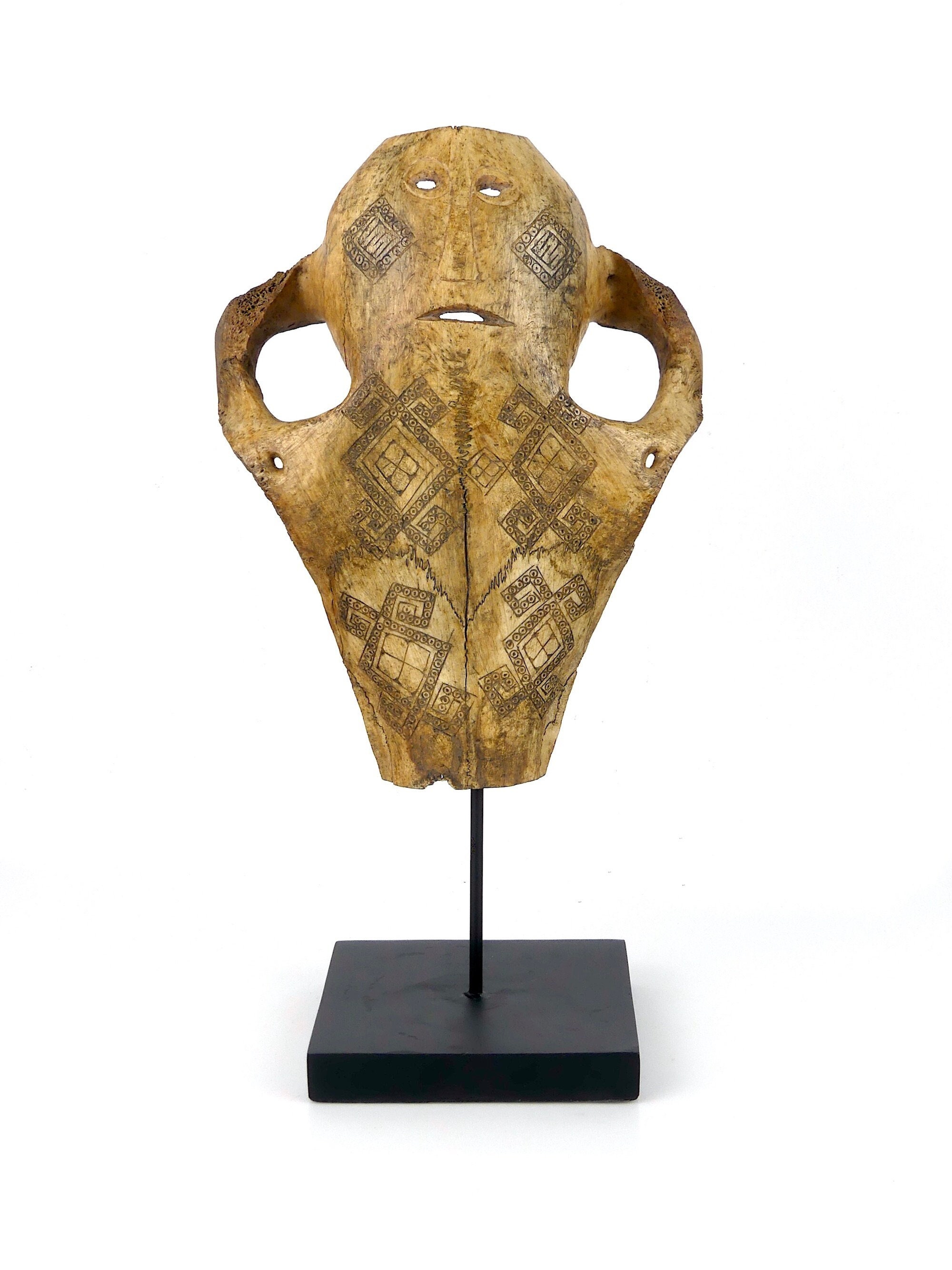 Crâne de Cheval Cérémoniel Atoni Ciselé en Forme Masque, Présenté sur Socle - Timor Indonésie Objet 