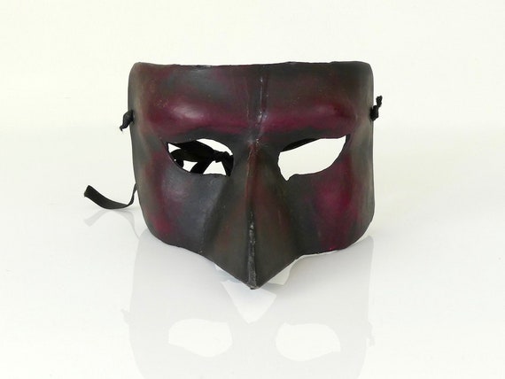 Véritable masque vénitien en papier mâché patiné pourpre et noir / Venetian mask in purple and black patinated paper mache