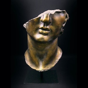 Grand fragment tête d’Apollon en résine et poussière de marbre à patine bronze sur pied métallique noir - Art hellénistique - Déco antique
