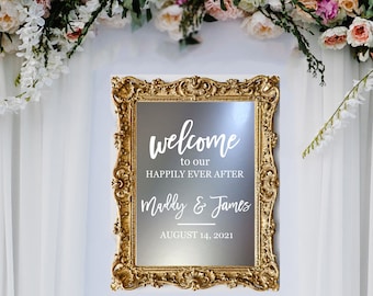 Peut inclure: Un miroir doré avec une inscription blanche qui dit "Bienvenue à notre bonheur pour toujours Maddy & James 14 août 2021".