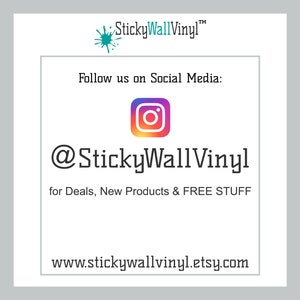 Puede incluir: Un cuadrado blanco con un dise&ntilde;o de salpicaduras azul y verde y el texto "StickyWallVinyl&trade;". Debajo del dise&ntilde;o est&aacute; el texto "S&iacute;guenos en las redes sociales:" y un logotipo de Instagram. El texto "@StickyWallVinyl" est&aacute; debajo del logotipo, seguido del texto "para ofertas, nuevos productos y COSAS GRATIS". El texto "www.stickywallvinyl.etsy.com" est&aacute; en la parte inferior del cuadrado.