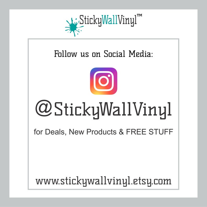 Puede incluir: Un cuadrado blanco con un dise&ntilde;o de salpicaduras azul y verde y el texto "StickyWallVinyl&trade;". Debajo del dise&ntilde;o est&aacute; el texto "S&iacute;guenos en las redes sociales:" y un logotipo de Instagram. El texto "@StickyWallVinyl" est&aacute; debajo del logotipo, seguido del texto "para ofertas, nuevos productos y COSAS GRATIS". El texto "www.stickywallvinyl.etsy.com" est&aacute; en la parte inferior del cuadrado.