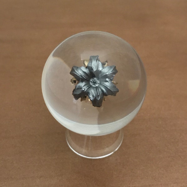 Balle Federal 9 mm HST 147 g - Enfermée dans une sphère en résine - Support pour bague en acrylique transparent inclus - Excellente conversation