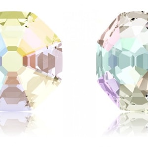 Könnte beinhalten: Zwei irisierende, facettierte Glasperlen mit Regenbogeneffekt. Die Perlen sind achteckig und haben eine klare, transparente Basis.
