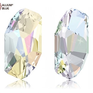 Może przedstawiać: Dwa tęczowe koraliki kryształowe o fasetowanym wzorze. Koraliki są jasnoniebieskie i jasnożółte.