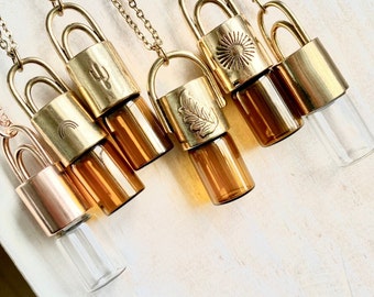 Collar de aceite esencial con botella enrollable desgastada de helecho