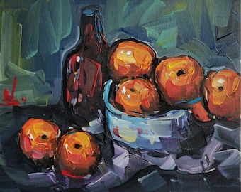 Puede incluir: Una pintura de bodegón con una botella de vidrio marrón y un cuenco de naranjas sobre un fondo oscuro. Las naranjas están dispuestas en un cuenco con un patrón azul y blanco. La pintura está realizada en un estilo suelto y expresivo con pinceladas gruesas.