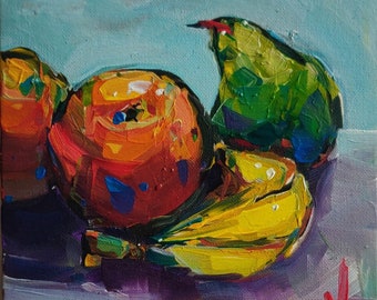 Puede incluir: Una pintura de bodegón de fruta sobre una superficie morada. La fruta incluye una pera verde, un plátano amarillo y dos manzanas rojo-naranja. El fondo es de color azul claro.