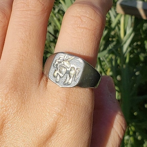 Anello con sigillo in ceralacca a forma di unicorno