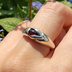 roter Granat Briolette Yoni Ring