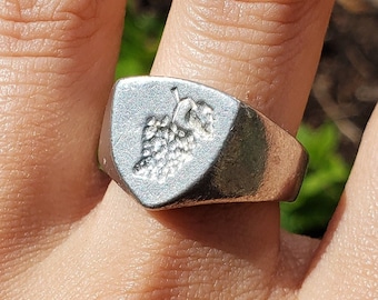 Anillo de sello con sello de cera de uvas