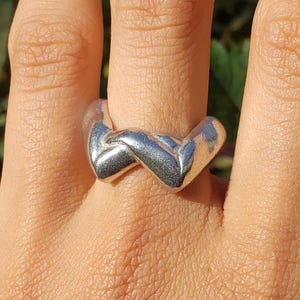 crossed arms ring