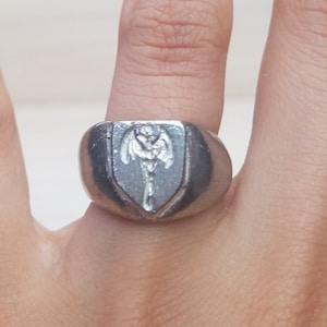 Anel de sinete com selo de cera de machado de batalha