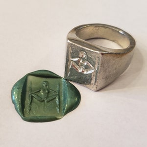 Anillo de sello de lacre con la letra "H" en forma de cuña