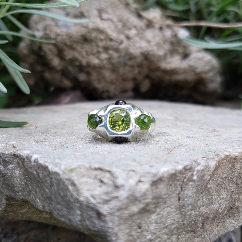 Fantasy cut peridot and garnet multi-stone ring image 7