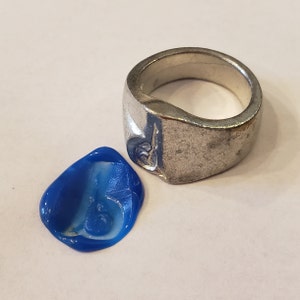 Anillo de sello con sello de cera de la letra "b" del cuerpo