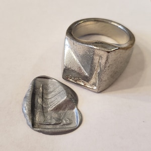Anillo de sello con sello de cera con letra "L" del cuerpo