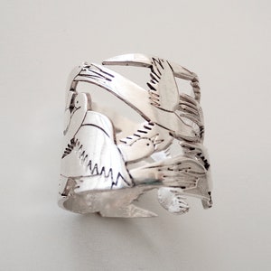 Bird ring silver, Dove ring, swallow ring, Silver wide band ring, Textured love birds ring, Bague oiseau, Freedom patterned bird ring silver
