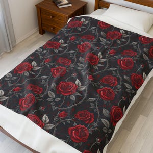 Dark Gothic Roses & Thorns Floral Velveteen Blanket, Cozy Soft Throw for Home Decor, Valentine&#39;s Day, Winter Nights, Living Room, Bedroom
